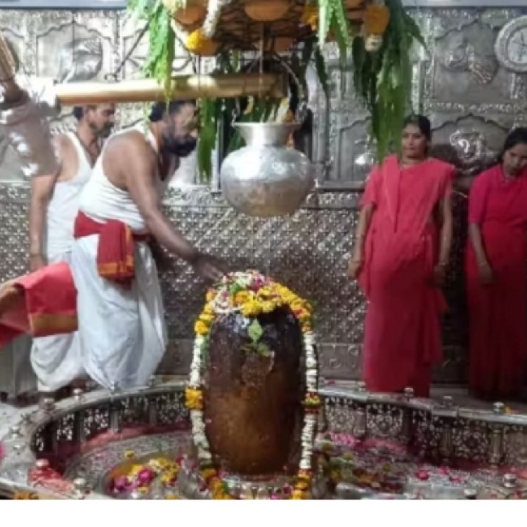 विश्व प्रसिद्ध ज्योतिर्लिंग भगवान महाकालेश्वर के मंदिर में शुक्रवार सुबह भगवान को शीतलता के लिए 11 मिट्टी के कलश बांधकर सतत् जलधारा प्रवाहित करने के लिए गलंतिका बांधी गई