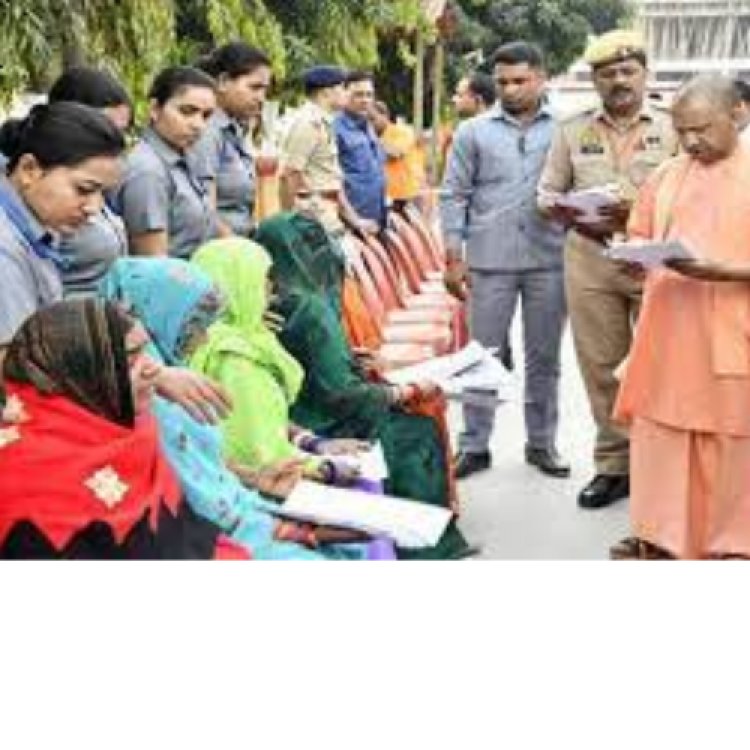 योगी ने गोरखनाथ मंदिर में सुनीं 300 लोगों की समस्याएं