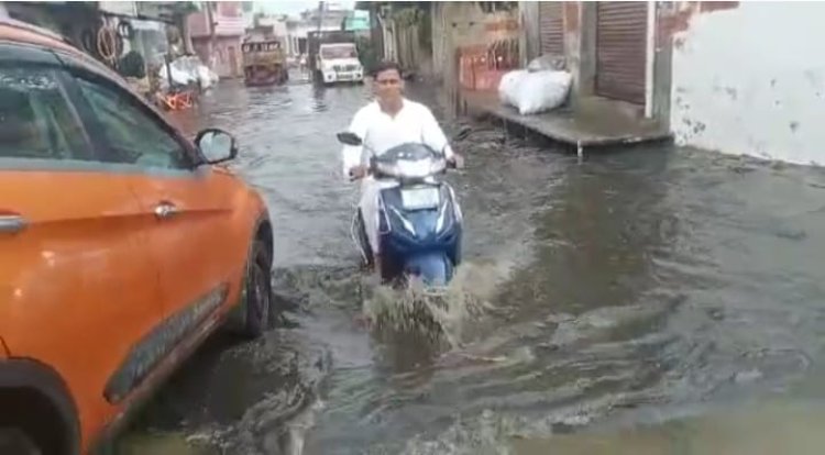 भारी बारिश के चलते सड़को पर भरा पानी