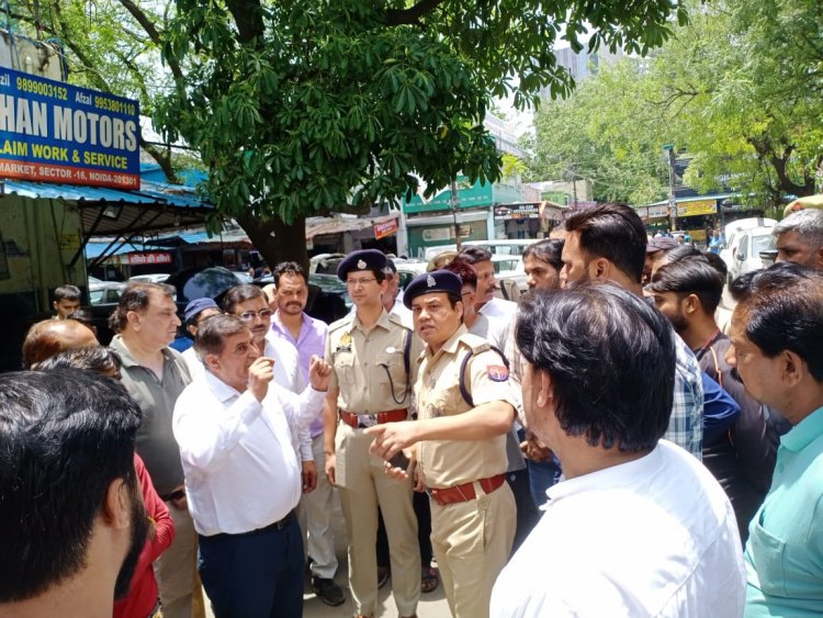 पुलिस कमिश्नर गौतम बुध नगर के निर्देशन में एडीसीपी नोएडा द्वारा सेक्टर 16 कार मार्केट में अवैध पार्किंग को लेकर दुकानदारों के साथ मीटिंग कर कार्रवाई के निर्देश दिए