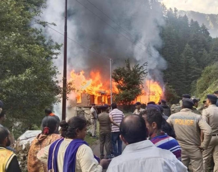 हिमाचल के चंबा में  भीड़ ने 'ऑनर किलिंग' के आरोपी के घर में लगाई आग मुख्यमंत्री सुखविंदर सिंह सुक्खू ने लोगों से घटना को सांप्रदायिक रंग न देने की अपील की