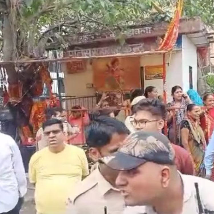 दिल्ली: शनि मंदिर के बाहर अवैध रेलिंग को तोड़ने पहुंचा प्रशासन