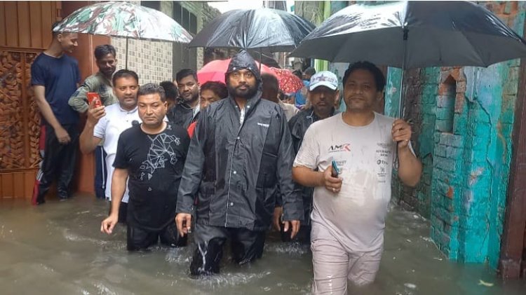 भारी बारिश के चलते नगर में कई जगह सड़क बनी तालाब बाढ़ जैसी स्थिति