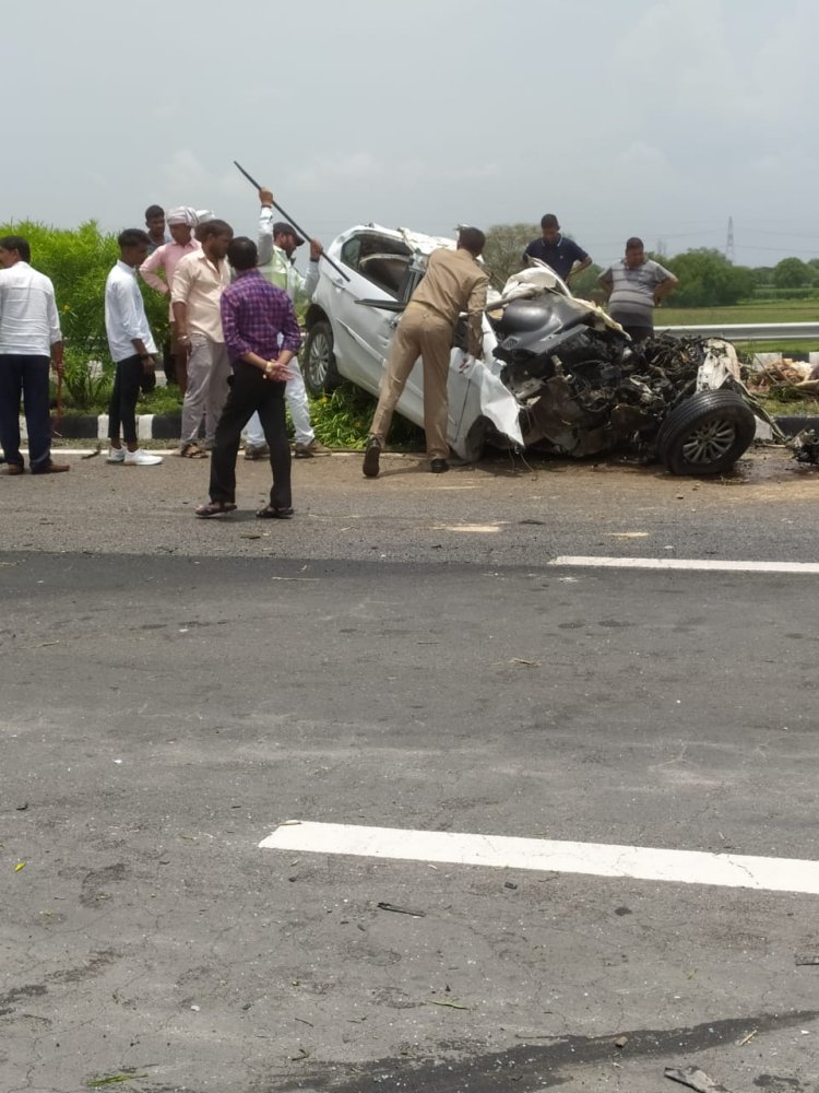 फिरोजाबाद के थाना मटसेना क्षेत्र आगरा-लखनऊ एक्सप्रेस वे पर भीषण सड़क हादसा।