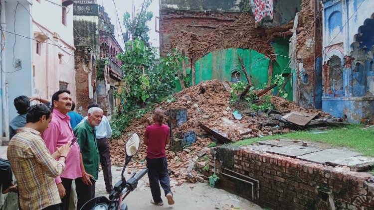 लगातार बारिश के चलते मौहल्ला ना दे हिंद में भरभरा कर गिरा मकान