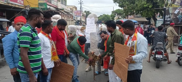 सनातन धर्म पर अभद्र टिप्पणी के विरोध में तमिलनाडु के मुख्यमंत्री के पुत्र का पुतला किया दहन