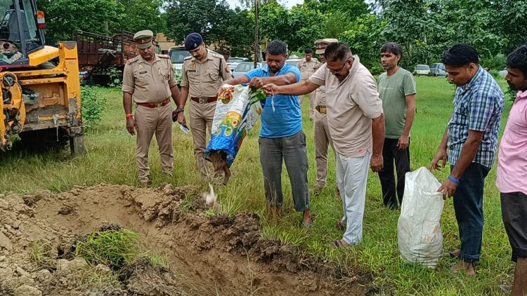 बीबीनगर पुलिस द्वारा निर्णयशुदा 135 मुकदमो से सम्बन्धित अवैध शराब एवं अवैध शस्त्र को नष्ट कराया गया।