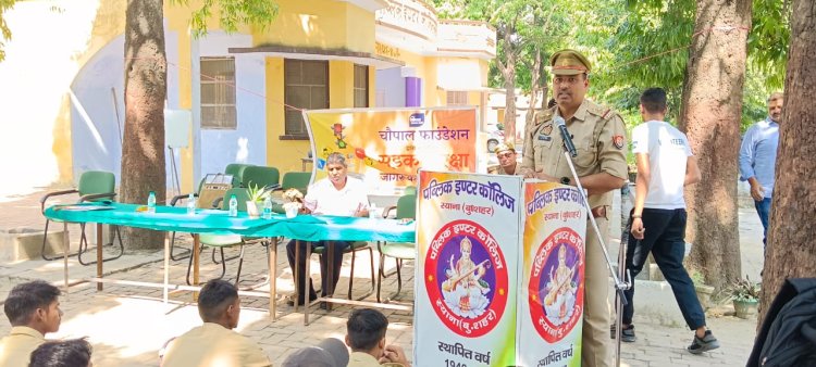 पुलिस अधिकारियों ने छात्रों को पढ़ाया सड़क सुरक्षा का पाठ