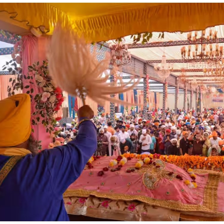 नानक जयंती पर पंजाब व हरियाणा के गुरुद्वारों में उमड़ी श्रद्धालुओं भीड़