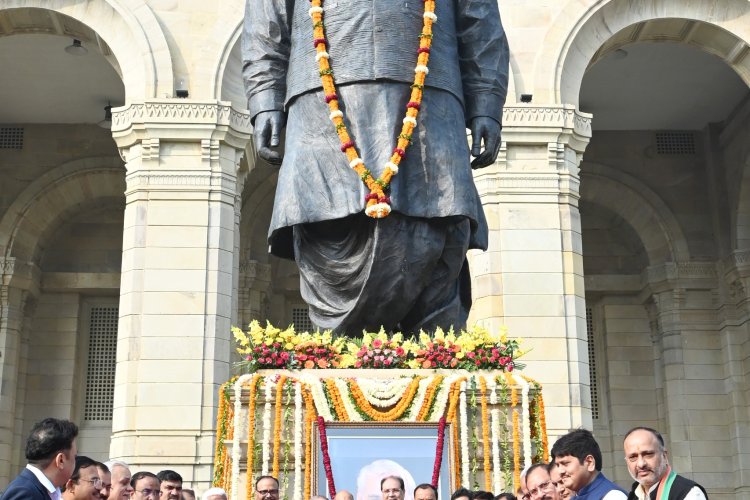 मुख्यमंत्री योगी आदित्यनाथ ने पूर्व प्रधानमंत्री 'भारत रत्न' श्रद्धेय अटल बिहारी वाजपेयी की जयंती पर उनकी प्रतिमा पर किया माल्यार्पण*