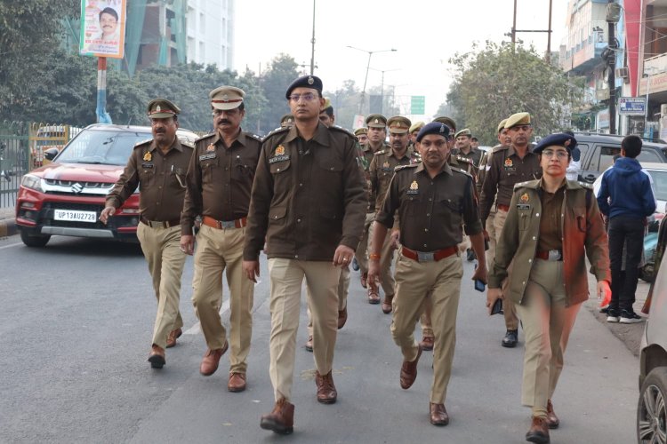 एसएसपी द्वारा आगामी त्यौहार क्रिसमस-डे व नववर्ष के अवसर पर जनपद में शांति एवं कानून व्यवस्था के दृष्टिगत अपर पुलिस अधीक्षक ग्रामीण/अपराध व सहायक पुलिस अधीक्षक नगर सहित भारी पुलिस-फोर्स के साथ नगर क्षेत्र में किया भ्रमण/पैदल गश्त।