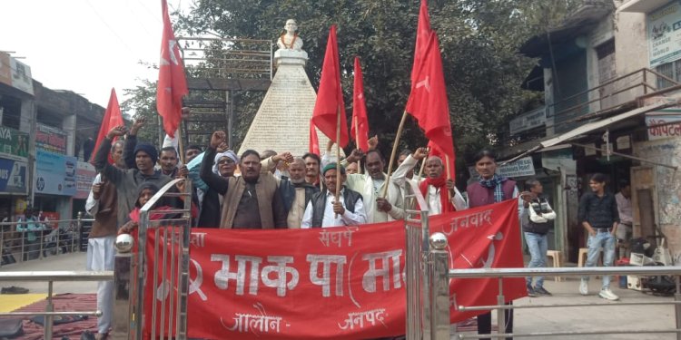 भाकपा माले के नेता का.रामसिंह के नेतृत्व में महात्मा गांधी के शहादत दिवस पर किया गया गांधी चबूतरा पर प्रदर्शन