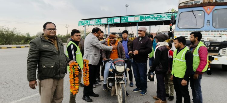 परिवहन विभाग एवं आटा टोल प्लाजा  के प्रबंधक के सहयोग से  राष्ट्रीय सड़क सुरक्षा माह में वाहन चालकों को किया गया जागरूक