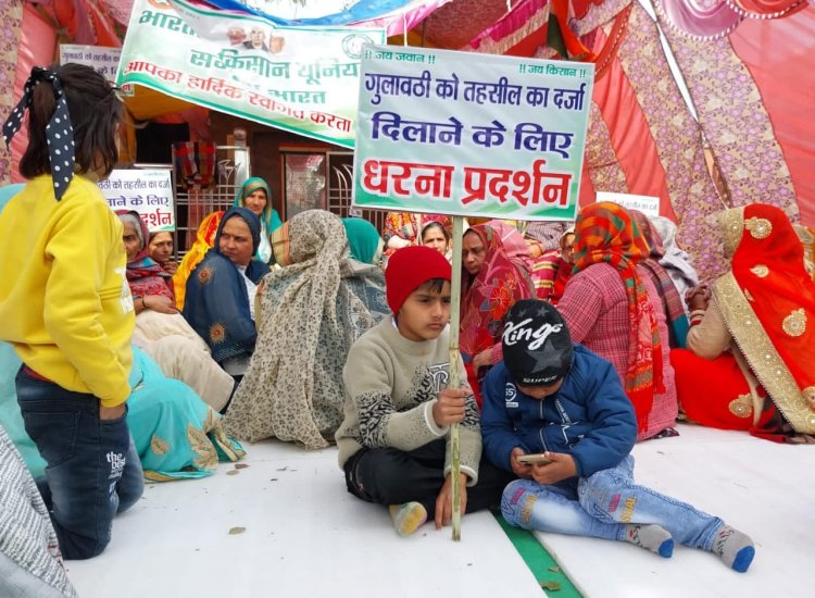 गुलावठी को तहसील बनाने की मांग को लेकर गुरुवार को छठे दिन भी धरने पर डटे रहे किसान