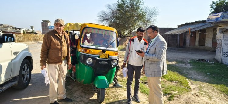 राष्ट्रीय सड़क सुरक्षा माह कार्यक्रम में परिवहन विभाग व यातायात पुलिस द्वारा यातायात नियमों व पार्किंग हेतु चिन्हित स्थानों पर वाहनों को खड़े करने हेतु किया गया जागरूक