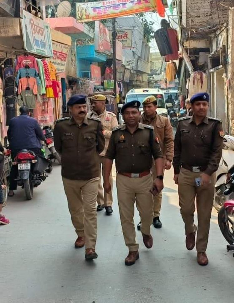 जारी अलर्ट के बीच भारी पुलिस बल ने दिन भर फ्लेग मार्च किया।