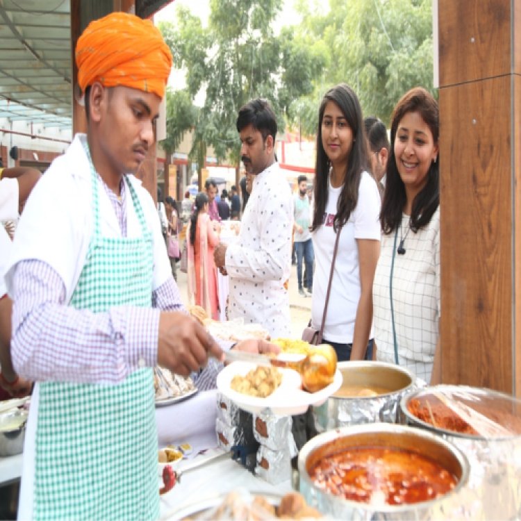 सरस आजीविका मेले में लोगों ने इंडिया फूड कोर्ट के व्यंजनों का चखा स्वाद