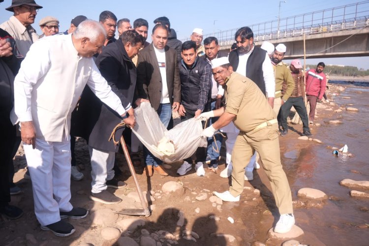 हरियाणा विधानसभा अध्यक्ष ने संत निरंकारी मिशन द्वारा प्रोजेक्ट अमृत के अंतर्गत घग्गर नदी के लिए स्वच्छता अभियान की करी शुरूआत