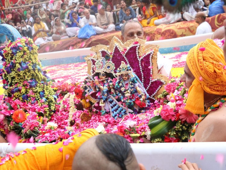 इस्कॉन नोएडा मन्दिर में नौका विहार उत्सव बड़ी धूमधाम एवं उल्लासपूर्वक मनाया गया।