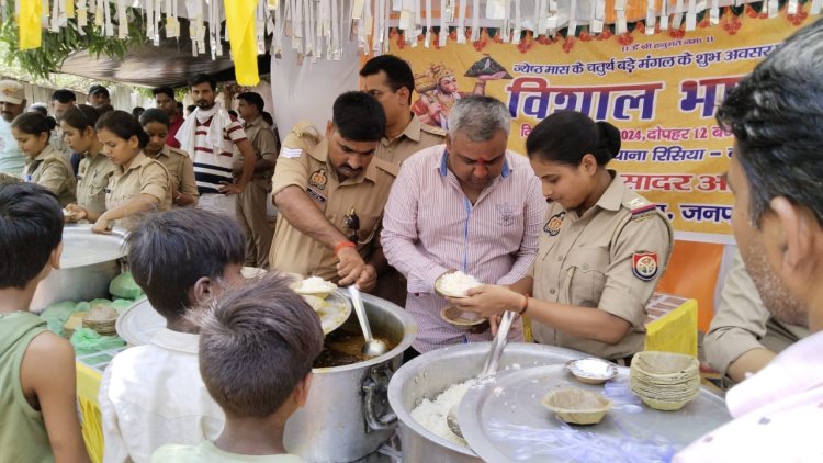 अंतिम बड़े मंगल पर  थाना परिसर में महिला पुलिस ने खूब प्रसाद वितरण किया रिसिया में चहुं ओर भंडारे की धूम