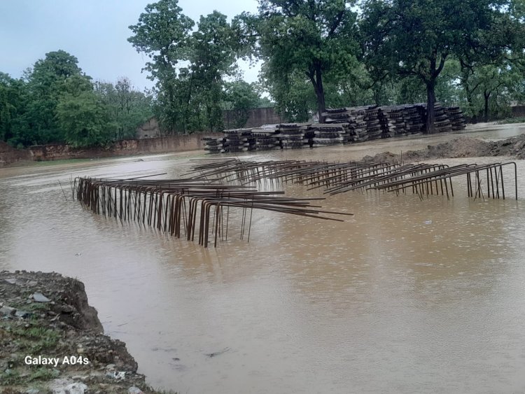 रिसिया रेलवे क्रासिंग पर निर्माणाधीन अंडर पास भारी बारिश के चलते डूबा निर्माण की खुल रही कलई