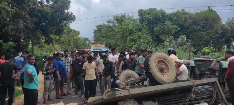 अनियंत्रित होने से पलटी ट्रैक्टर ट्राली चालक की मौके पर ही  मौत दर्दनाक Road accident