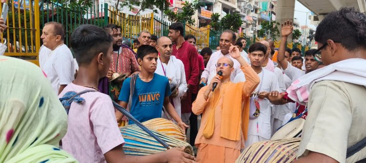 श्रीकृष्ण जन्माष्टमी के उपलक्ष्य में iskcon noida में शोभा यात्रा का आयोजन