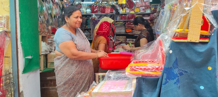 लड्डू गोपाल के वस्त्रों से सजा नगर का बाजार