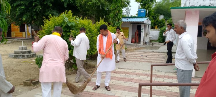 बगंलाचक के प्राथमिक विद्यालय पंचायत भवन में स्वच्छता अभियान चलाया गया।