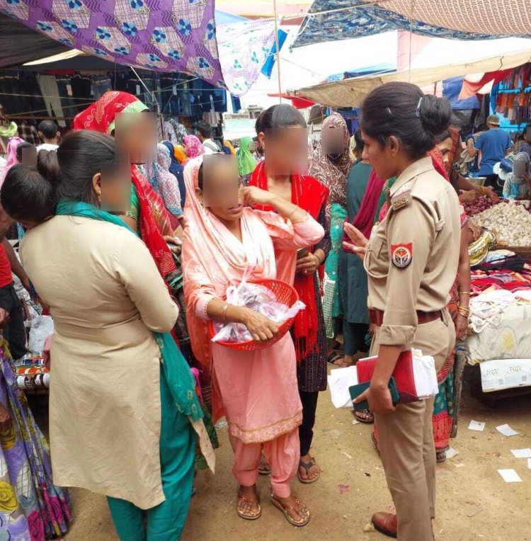 मिशन शक्ति अभियान के क्रम में  महिला हेल्पलाईन नंबरों को लेकर कर रही जागरूक।