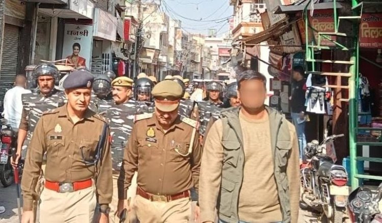 बुलन्दशहर  पुलिस बल व पीएसी के साथ कोतवाली नगर क्षेत्र के संवेदनशील स्थानों पर पैदल मार्च