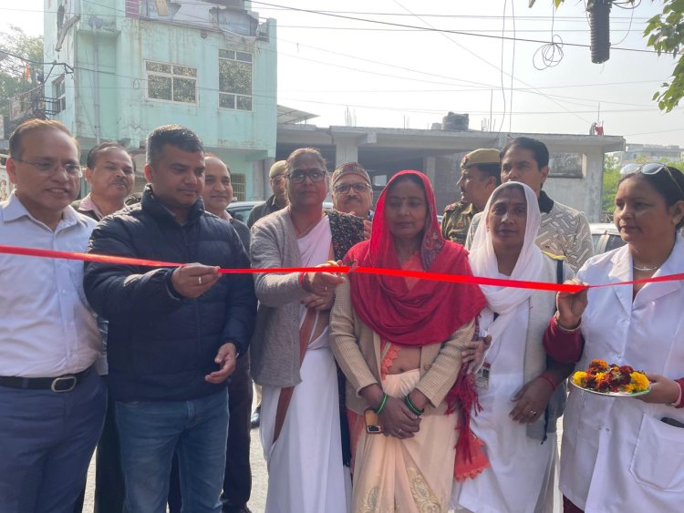 डीएम मनीष कुमार वर्मा ने प्राइमरी स्कूल निठारी में पल्स पोलियो अभियान का किया शुभारंभ