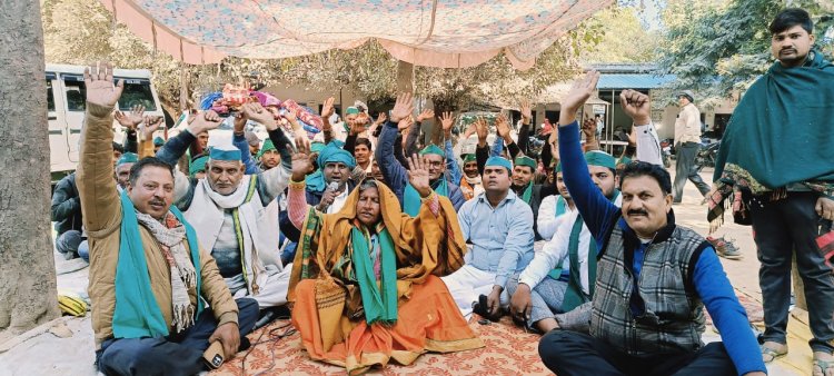 योगीराज में अवैध कब्जे को लेकर शिकारपुर तहसील में तंबू तानकर बैठे किसान ठंड में रात भर चला किसानों का धरना