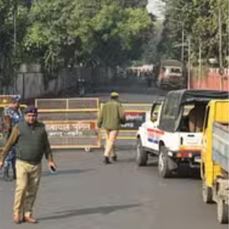 नेता व कार्यकर्ताओं की गिरफ्तारी शुरू बस में बैठाकर इको गार्डन ले जाने की तैयारी