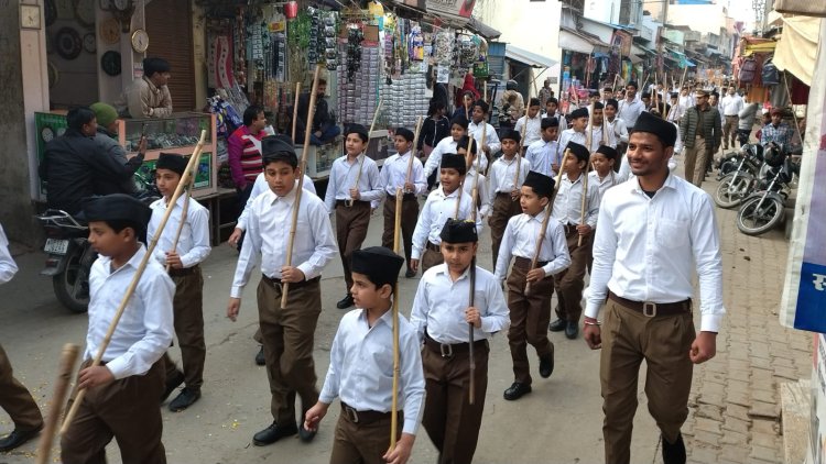 अनूपशहर मे बाल एवं शिशु पथ संचलन: नागरिकों ने जगह-जगह पुष्प वर्षा कर किया भव्य स्वागत