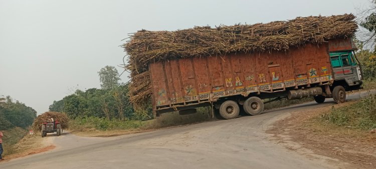 ओवरलोड गन्ना भरे वाहन बन रहे बड़ा खतरा प्रशासन अंजान