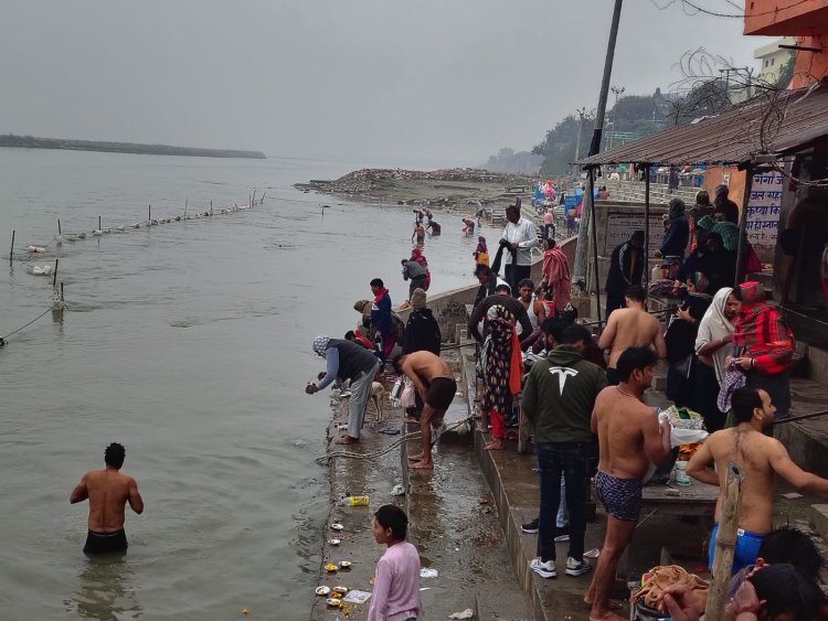 कड़ाके की ठंड में लगाई आस्था की डुबकी: सोमवती अमावस्या पर गंगा स्नान को पहुंचे श्रद्धालु