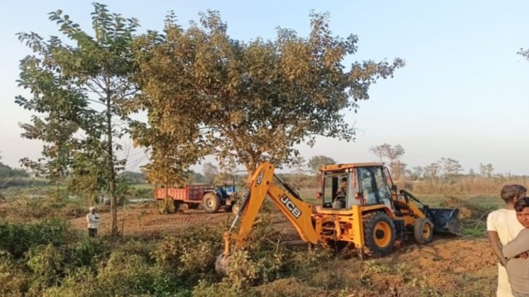 बहराइच श्मशान की जमीन पर चला बुलडोजर हटाया अवैध कब्जा