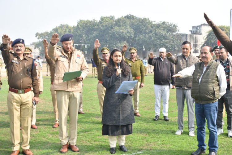 वाहन चलाते समय यातायात नियमों का पालन करने हेतु सड़क सुरक्षा दिलाई शपथ