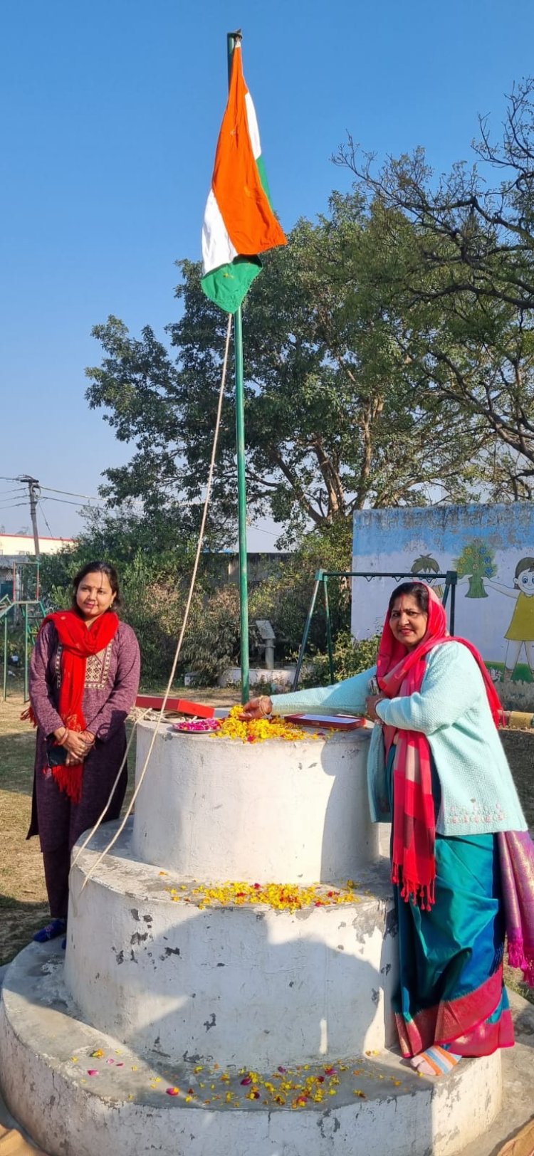 कंपोजिट विद्यालय सीकरी कला जिला गाजियाबाद में 76वें गणतंत्र दिवस के उपलक्ष में ध्वजा रोहण