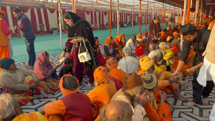 प्रयागराज महाकुंभ के शिविरों में "मां सीता रसोई" के द्वारा साधु-संतों को भोजन करा रही हैं प्रख्यात समाजसेवी मनप्रीत कौर