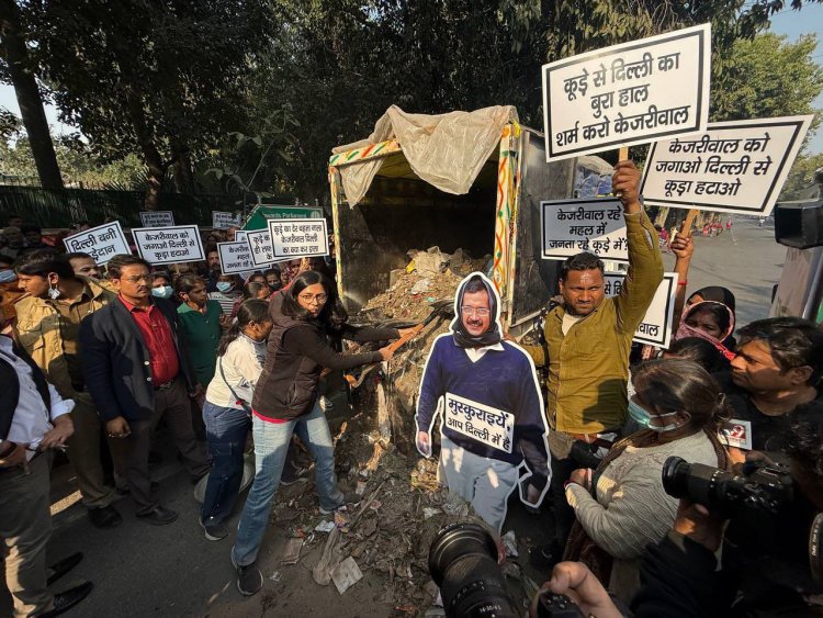 स्वाति मालीवाल और स्थानीय महिलाओं ने सफाई अभियान चलाया और एकत्रित कचरे को अरविंद केजरीवाल के घर ले जाकर  फेंका