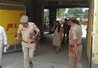 Greater noida जिलाधिकारी ने शाहबेरी स्थित कंपोजिट शॉप नंबर-1 का किया औचक निरीक्षण