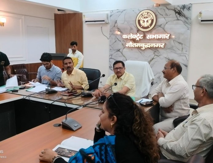 Gautam budh nagar मुख्य विकास अधिकारी की अध्यक्षता में आरटीई प्रवेश प्रक्रिया को लेकर निजी विद्यालयों के साथ समीक्षा बैठक संपन्न