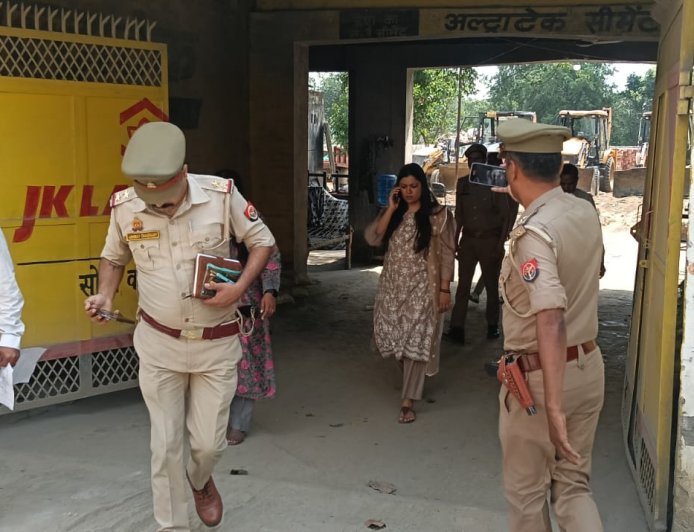 Greater noida जिलाधिकारी ने शाहबेरी स्थित कंपोजिट शॉप नंबर-1 का किया औचक निरीक्षण