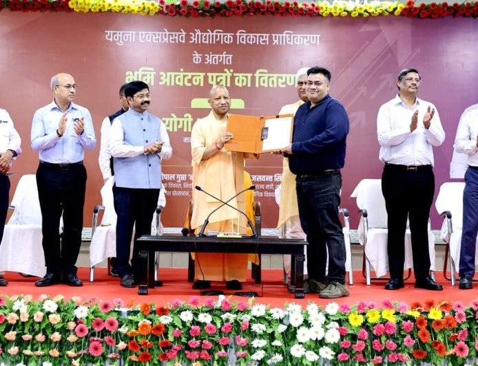 CM Yogi ने उद्योगों को दी नई सौगात, कई कंपनियों को आवंटन पत्र वितरित