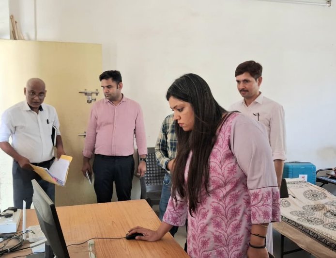 जिलाधिकारी ने ईवीएम/वीवीपैट वेयरहाउस का मासिक निरीक्षण कर सुरक्षा व्यवस्थाओं का लिया जायजा