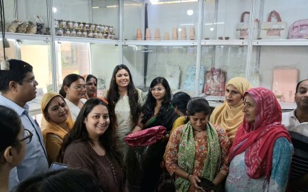 जिलाधिकारी ने किया सरस शॉप का शुभारंभ, स्वयं सहायता समूहों की महिलाओं के सपनों को मिली नई उड़ान