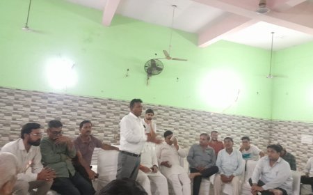 Noida मीट की दुकानों पर आक्रोश मुख्य रूप से धार्मिक भावनाओं, सार्वजनिक स्वच्छता, और अवैध संचालन को लेकर उपजा विवाद