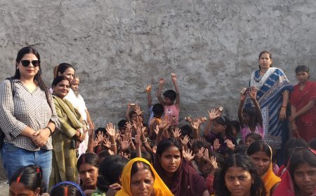 Greater noida जन सेवा सामाजिक फाउंडेशन ने झुग्गी बस्ती में पहुंचकर बांटी राहत सामग्री, बच्चों को दिया शिक्षा का संदेश